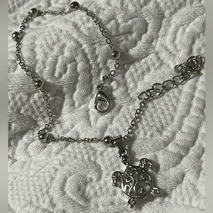 Delicate anklet w/ removable charm